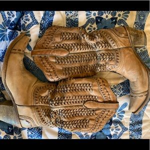 Corral size 11 Beautiful Weaved & detailed boots!